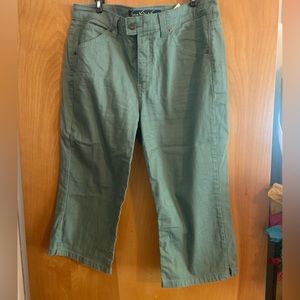 New without tags Gloria Vanderbilt Jean capris.